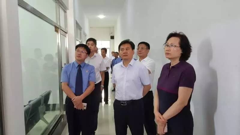 市院副检察长李世勇(左一),区政法委书记马立军(右一)在开平院检察长