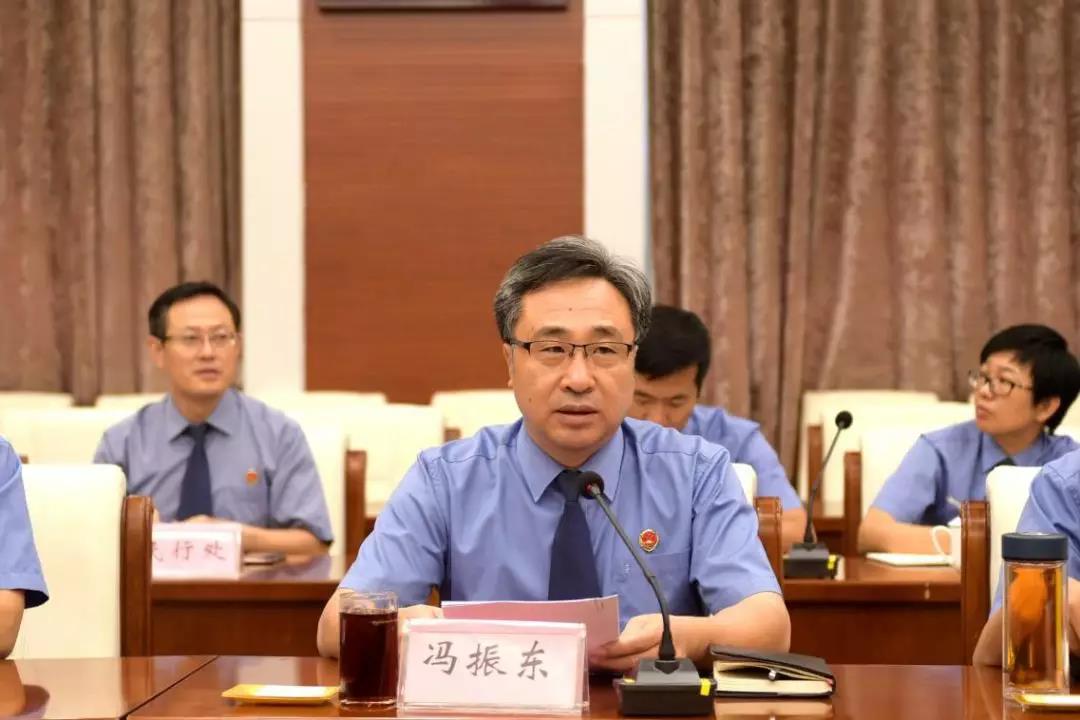 冯振东常务副检察长主持会议