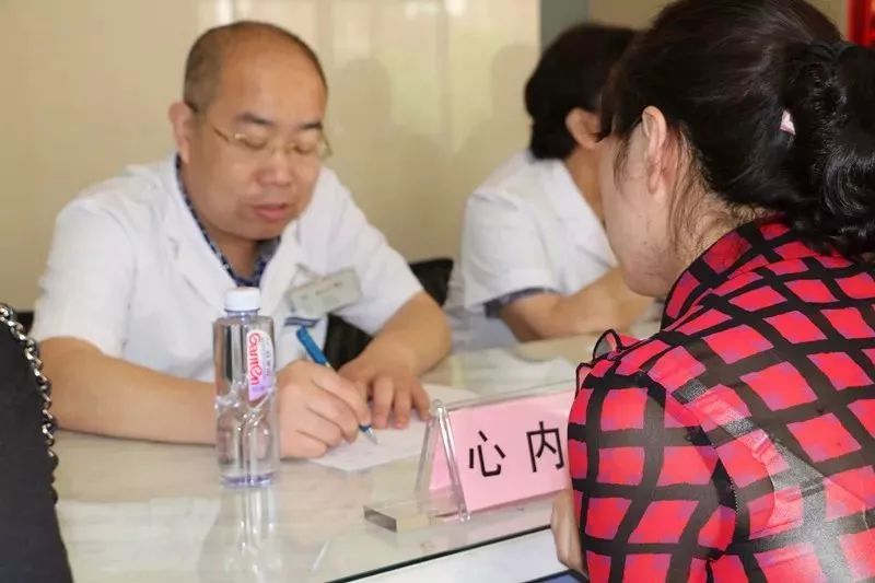 工人医院心内科张春来主任为干警义诊